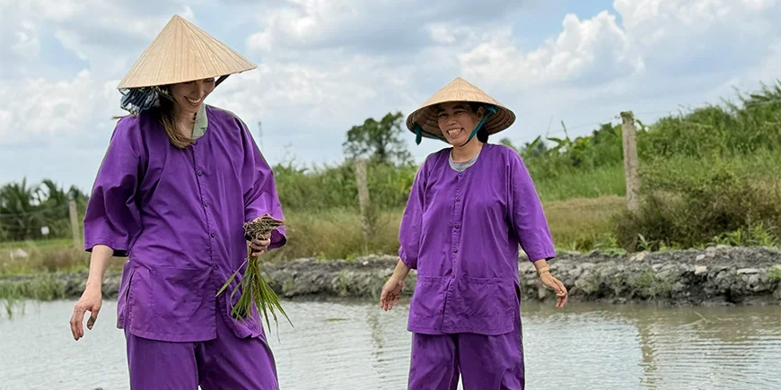 Iida from TourCompass and a Vietnamese woman in our social sustainability project in Vinh Long
