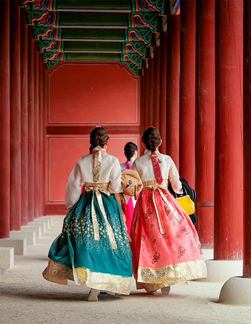 Girls in hanbok dresses in Seoul, South Korea