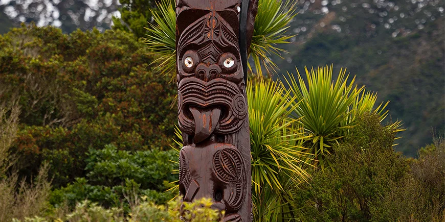 Traditionel Pou Whenua-træpæl, der er et symbol på maorikulturen