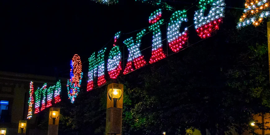 A sign that glows in the dark, bearing the words ‘Vive Mexico’ in the same colours as the Mexican flag