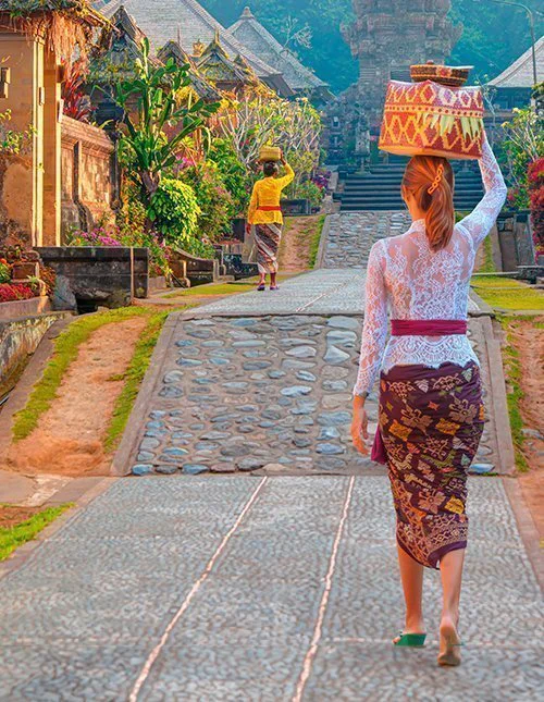 Balinese women carrying on religious offering